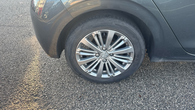 Peugeot 208 1.2 PureTech 82 Allure 5dr Petrol Hatchback